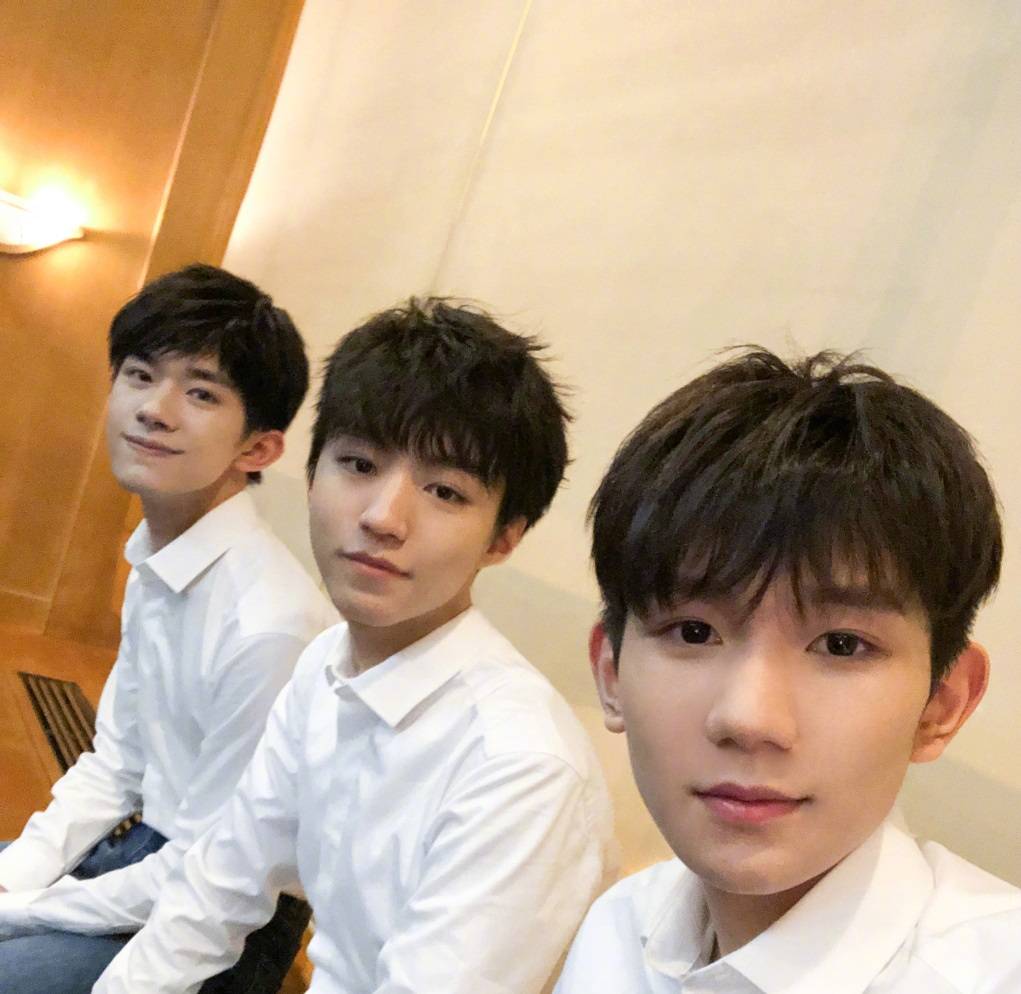 TFboys最新照片展现变化、学习与自信的力量