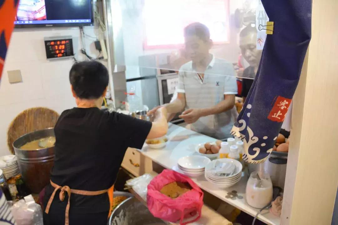 小巷深处的独特风味，高考作文最新素材来自一家隐藏小店的独特故事