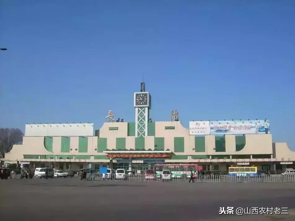 解放最新款牵引车，驶向自然美景的探险之旅