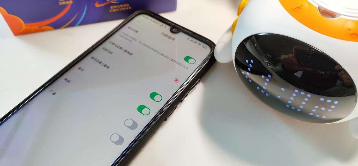小杰的科技奇遇与情感纽带，最新手机测评深度解析