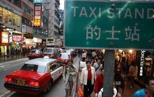 香港最新工资水平揭秘与小巷美食探索，人生新篇章的启程点